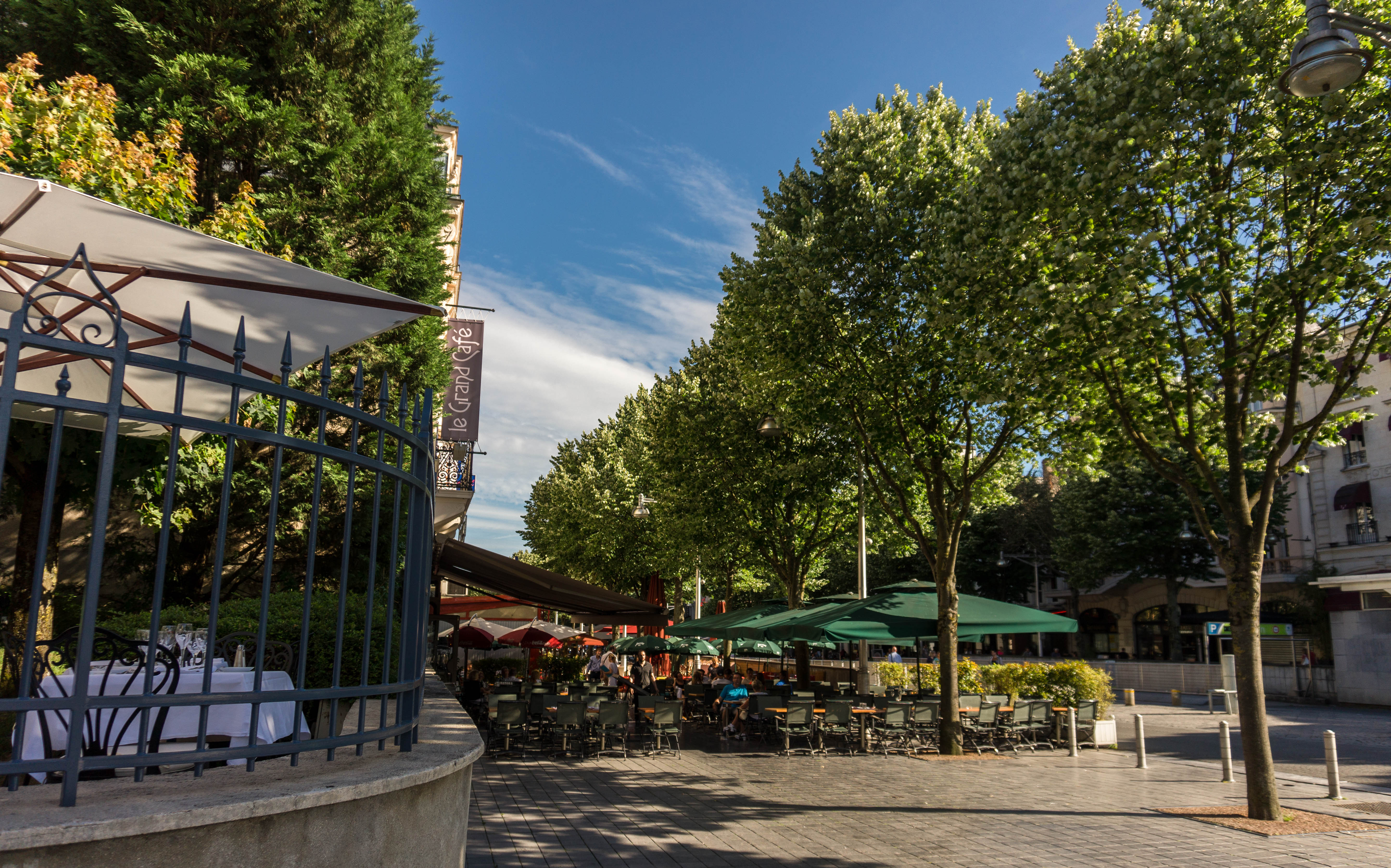 Reims walk with bars and cafes